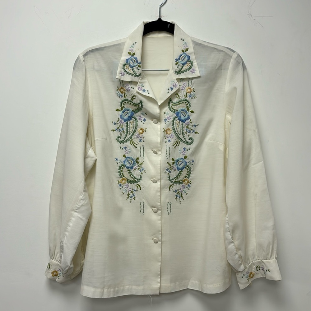 Vintage blouse with a light material and long sleeves